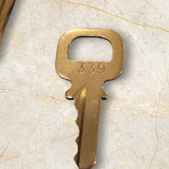 Louis Vuitton Lock and Key #339 Add a touch of luxury to your collection - Picture 6 of 6
